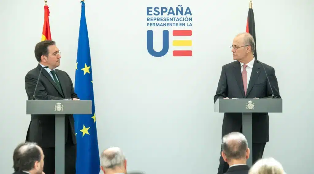 O Ministro dos Negócios Estrangeiros, União Europeia e Cooperação, José Manuel Albares (à esquerda), e o Primeiro-Ministro Palestino e Chefe dos Negócios Estrangeiros, Mohamed Mustafa (à direita)