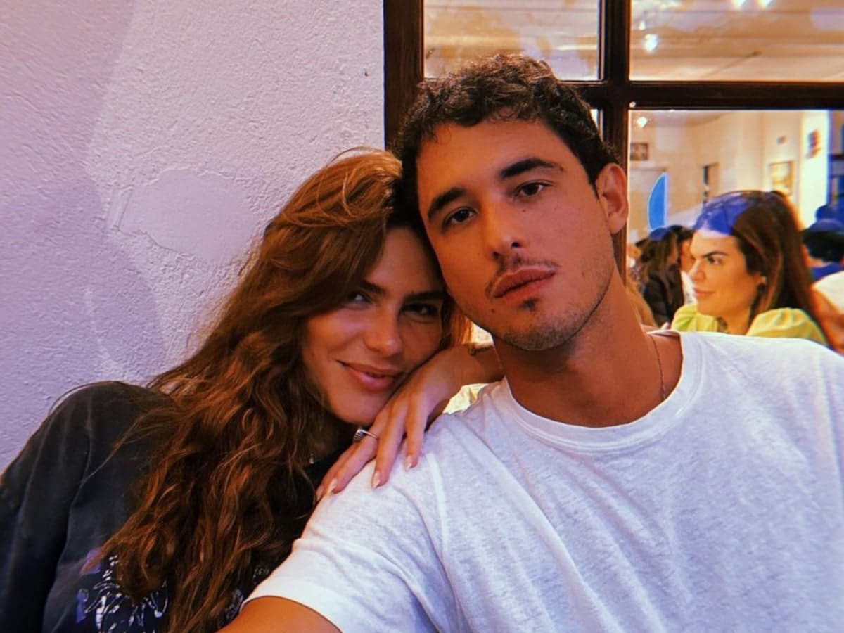 O casal está  posando para a foto em um momento especial