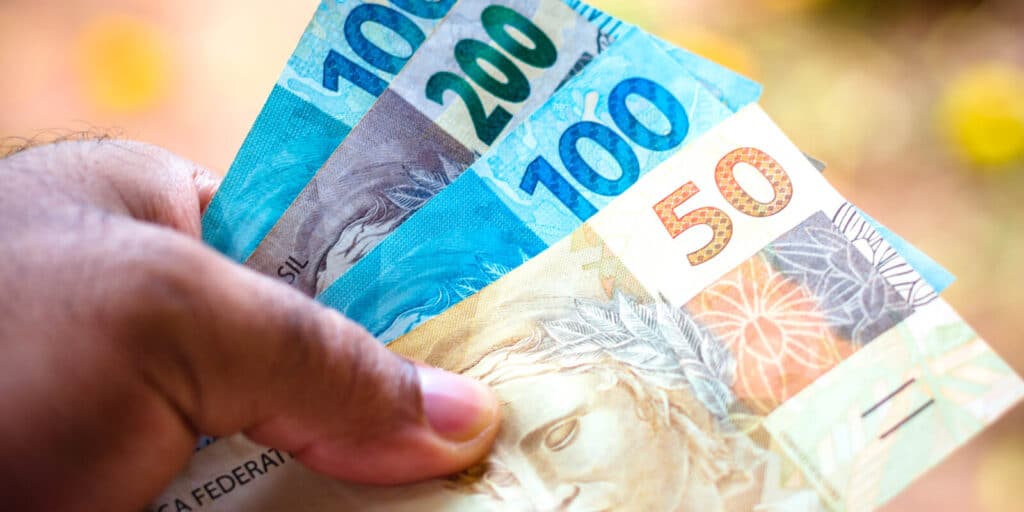 Descubra como a taxação de importados afeta o setor automobilístico e consumidores no Brasil, analisando a sustentabilidade e custos.
