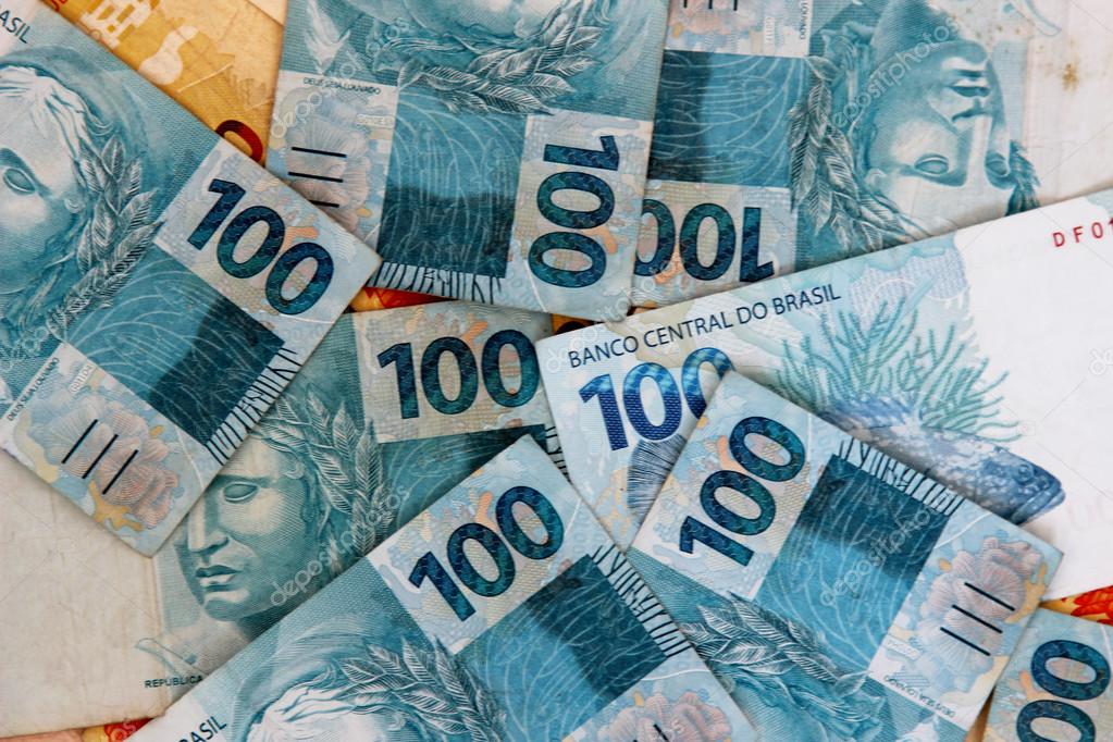 várias notas de 100 reais