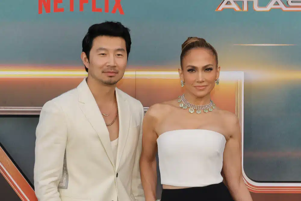 Simu Liu e Jennifer Lopez no filme Atlas da Netflix. (Fonte: Reprodução Google).