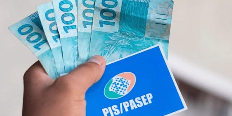 várias notas de 100 reais e um cartão do inss na mão de uma pessoa