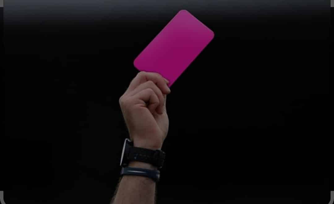 mão segurando o cartão rosa Copa América