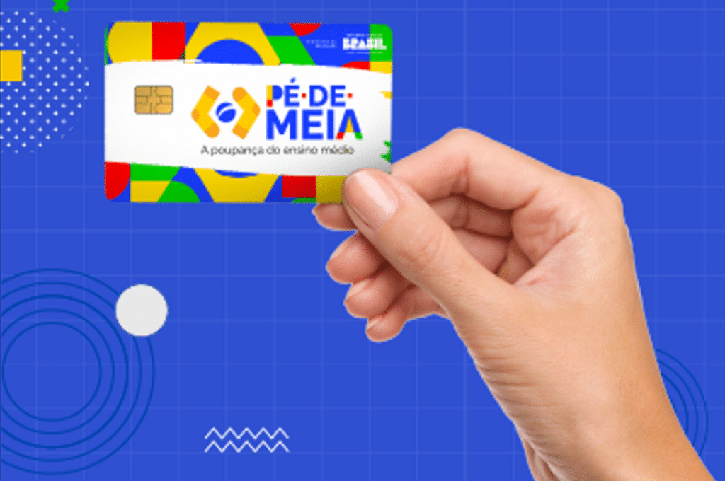 mão segurando o cartão do programa Pé-de-Meia com recebimento pelo Caixa Tem 