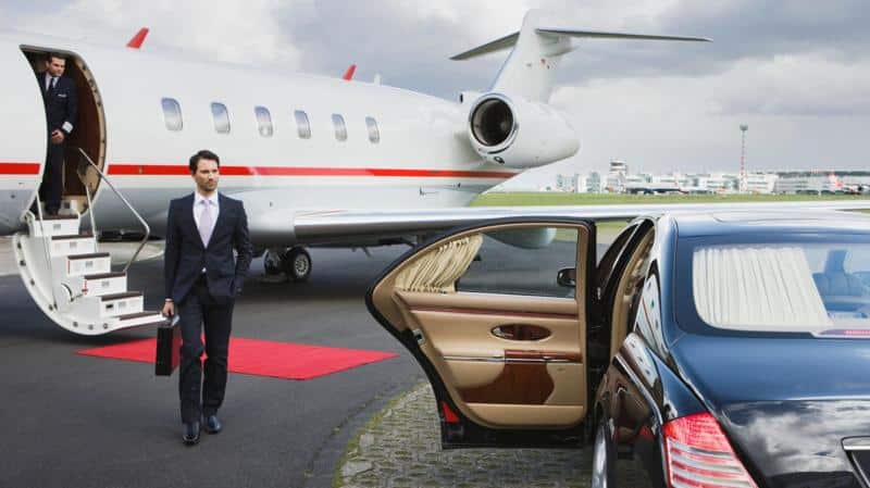 imagem com homem saindo de um avião e indo para um carro para ilustrar o imposto sobre os mais ricos