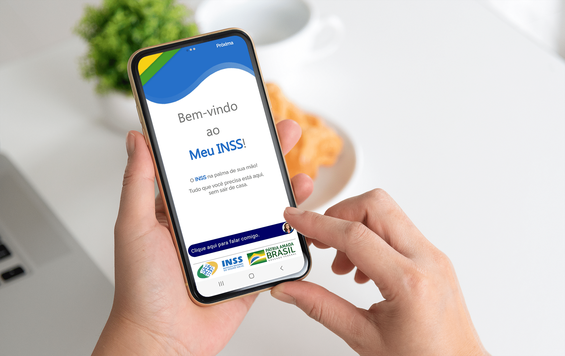 celular na mão de uma pessoa com aplicativo do meu inss aberto para ilustrar Como desbloquear benefício INSS para empréstimo