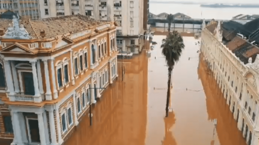 foto do centro histórico de porto alegre totalmente tomado pelas enchentes.