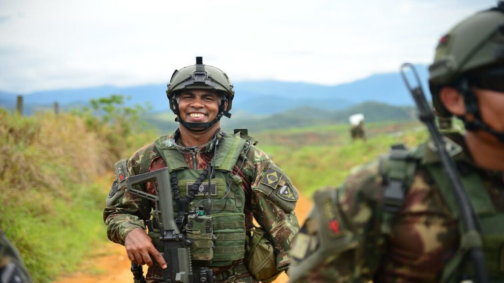 soldado do exército sorrindo