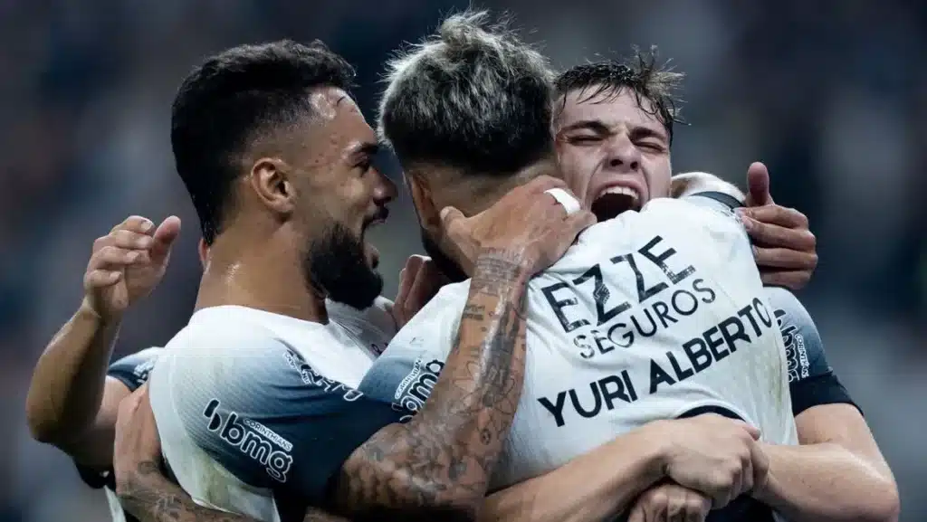 Jogadores do Corinthians celebram gol contra o América-RN.