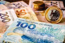 diversas notas de reais e moedas
