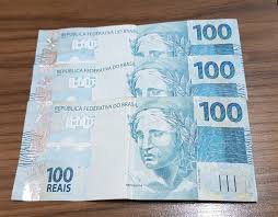 3 notas de 100 reais