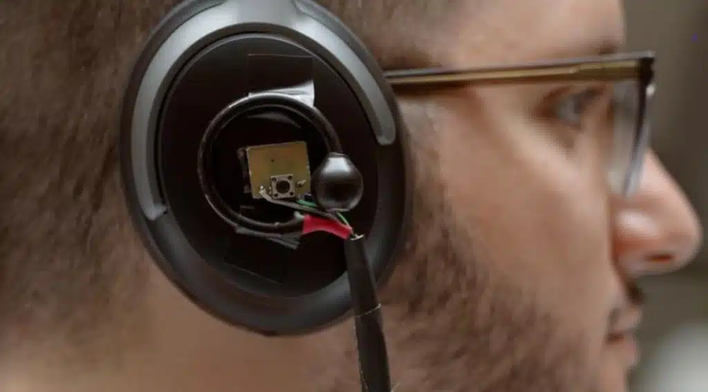 Pesquisadores desenvolveram um fone de ouvido com inteligência artificial que isola uma única voz e elimina ruídos de fundo.