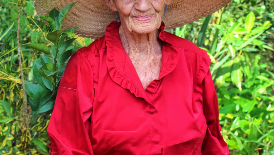 Uma idosa de 83 anos conseguiu obter na Justiça a aposentadoria por idade rural. (Imagem: Freepik)