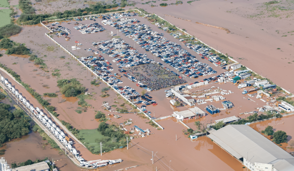 Auxílio Reconstrução vai beneficiar mais de 44 mil famílias afetadas pelas inundações no Rio Grande do Sul. Imagem mostra área alagada na cidade de Canoas/RS.
