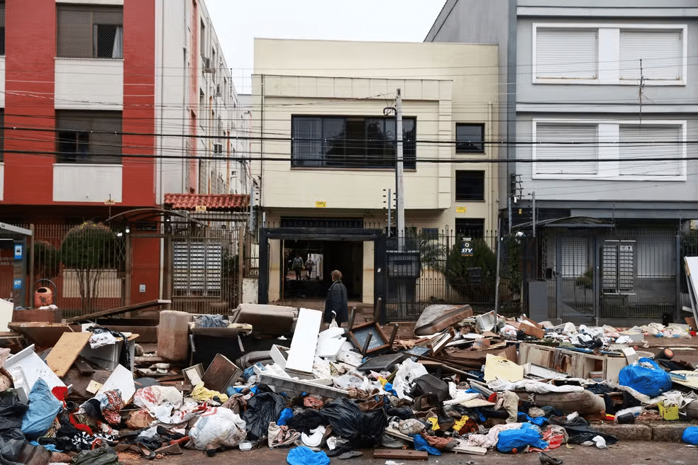 Cidade de Porto Alegre tomada pelo lixo em decorrência da enchente 