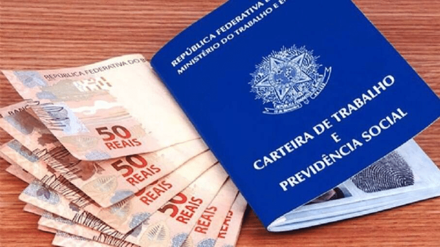 dinheiro e carteira de trabalho