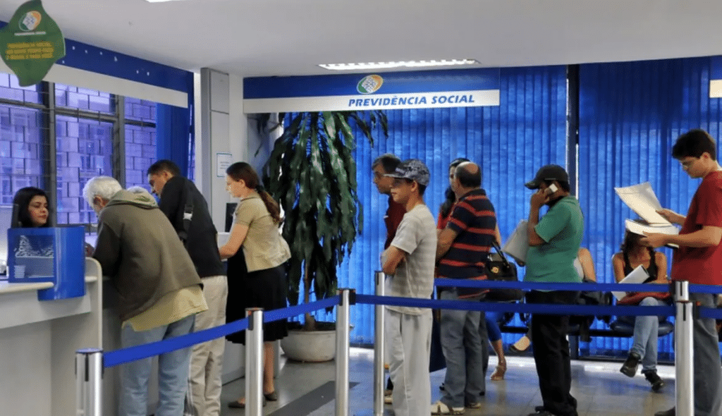 pessoas na fila da previdência social