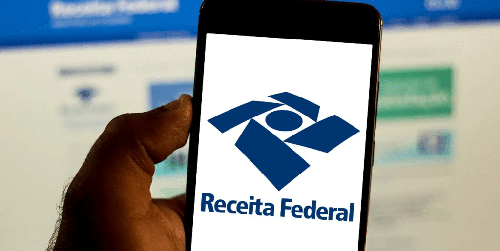 pessoa segurando celular com aplicativo da receita federal