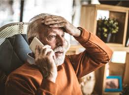 imagem com aposentado no telefone recebendo a notícia que o governo suspende pagamento extra