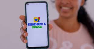 imagem com uma moça segurando o celular com o aplicativo do Desenrola Brasil