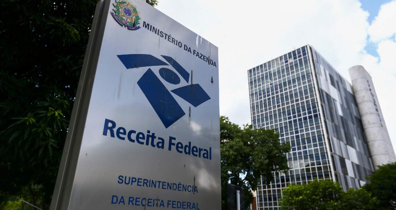 imagem da placa da Receita Federal