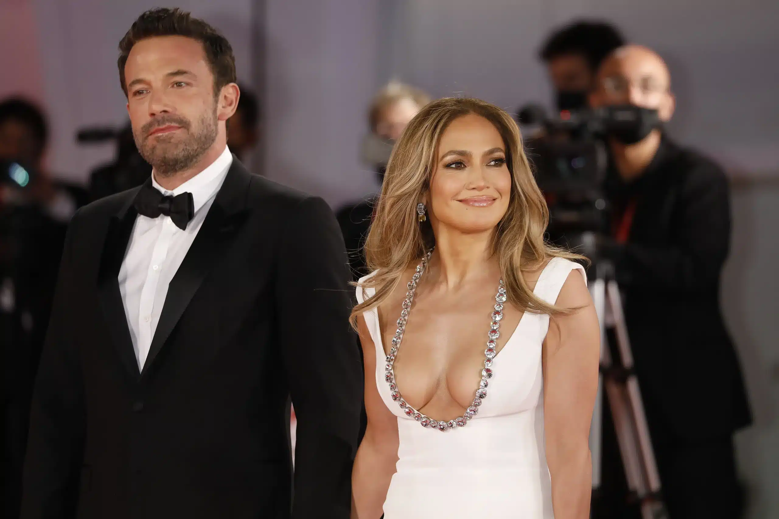 Ben Affleck e Jennifer Lopez posam juntos no tapete vermelho de uma festa de gala