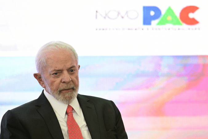 foto do presidente lula usando terno preto, camisa branca e gravata vermelha.