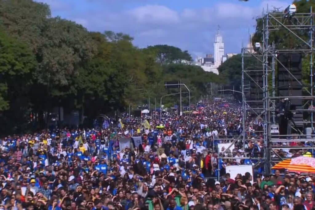 imagem da multidão na marcha para Jesus