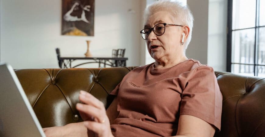 imagem com idosa consultando em um celular quem tem direito ao adicional 25 para aposentados INSS
