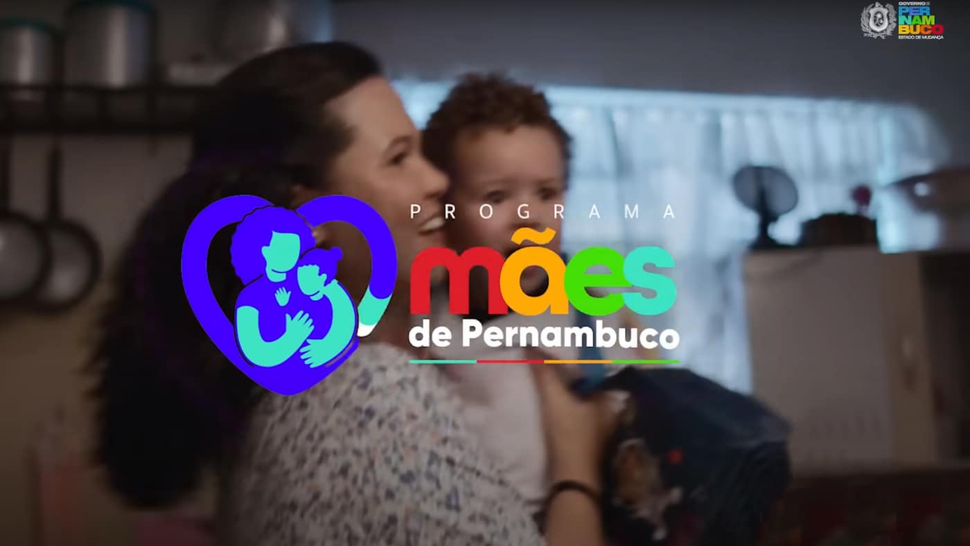 foto de mãe e filho sobreposta pela logo colorida do programa 'mães de pernambuco'