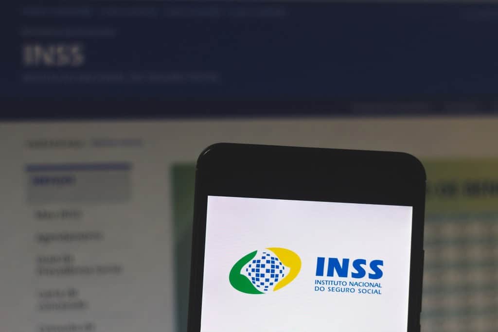 tela do celular aberta no site do inss