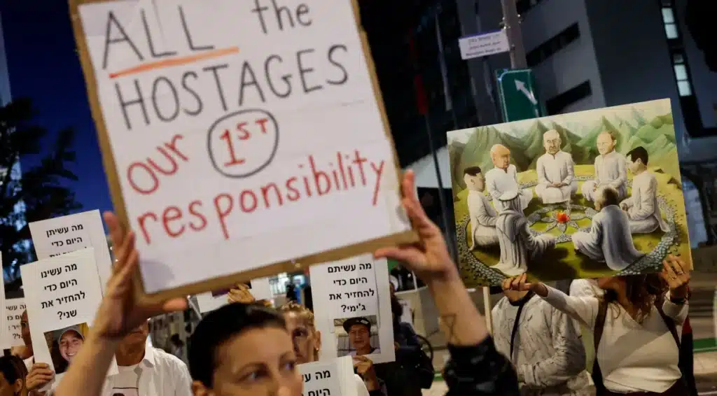 Manifestantes em Tel Aviv seguram cartazes pedindo a libertação dos reféns capturados por homens armados do Hamas na Faixa de Gaza em 7 de outubro.





