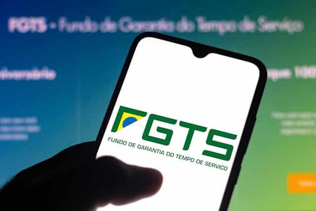 mão segurando o celular com o aplicativo do FGTS para falar sobre quem pode sacar o FGTS aniversário