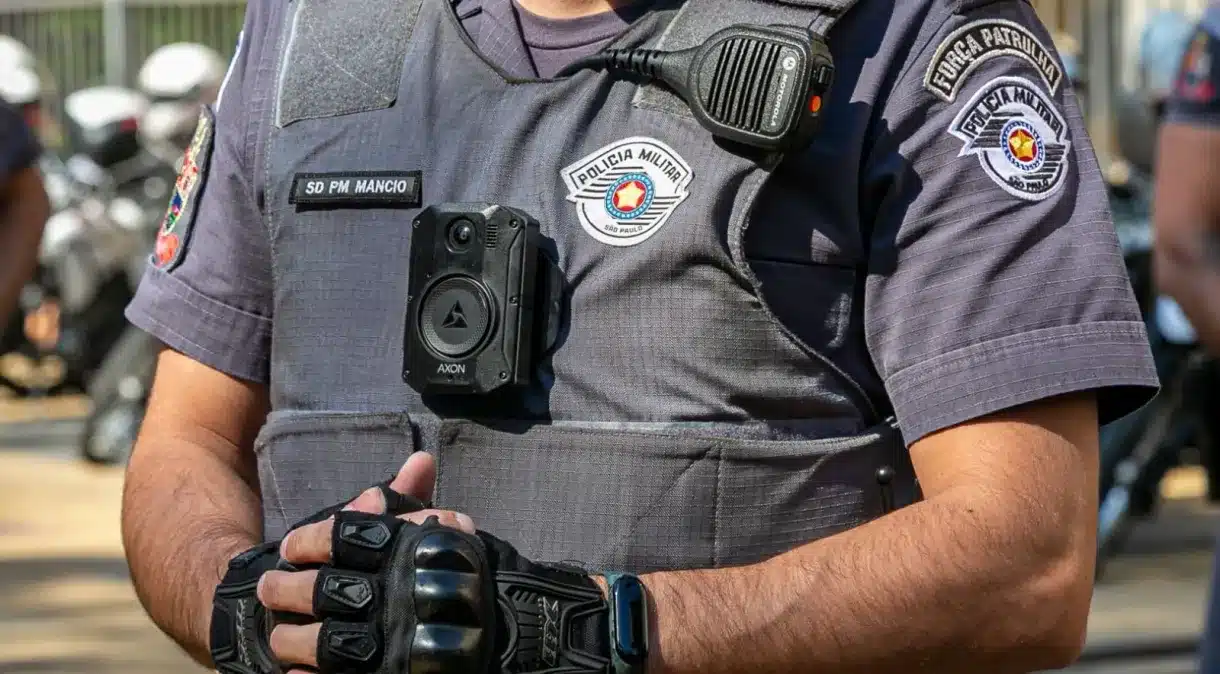 polícia de são paulo com farda