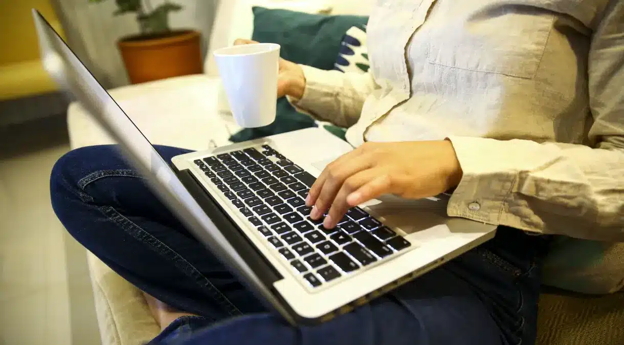 mulher com notebook na mão