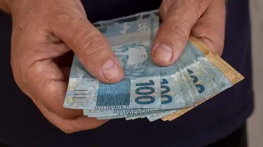 Aposentados e o pagamento da aposentadoria do INSS. 