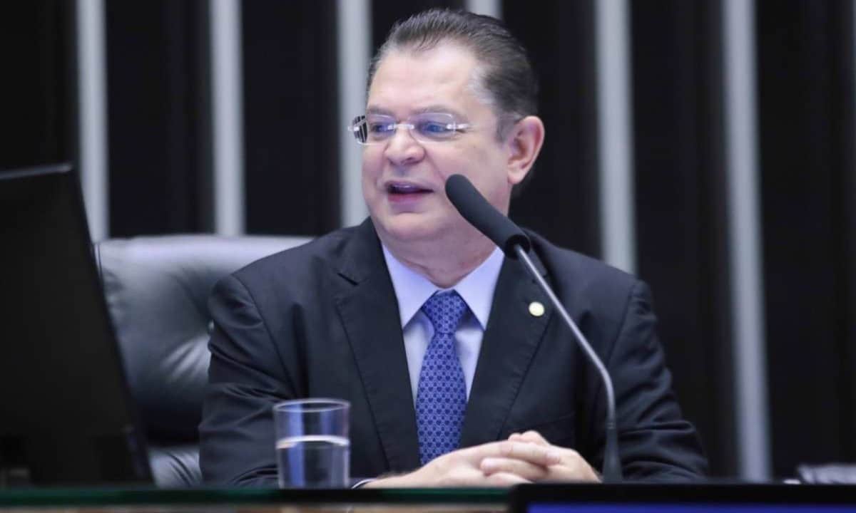 homem branco usando terno cinza e gravata vermelha. Deputado Sóstenes Cavalcante (PL-RJ), autor do PL do aborto. (Fonte: Reprodução Estado de Minas)