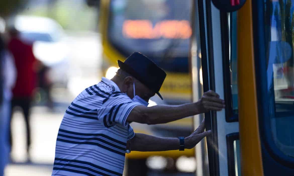 Transporte público agora é grátis para idosos de 60 a 64 anos no Brasil