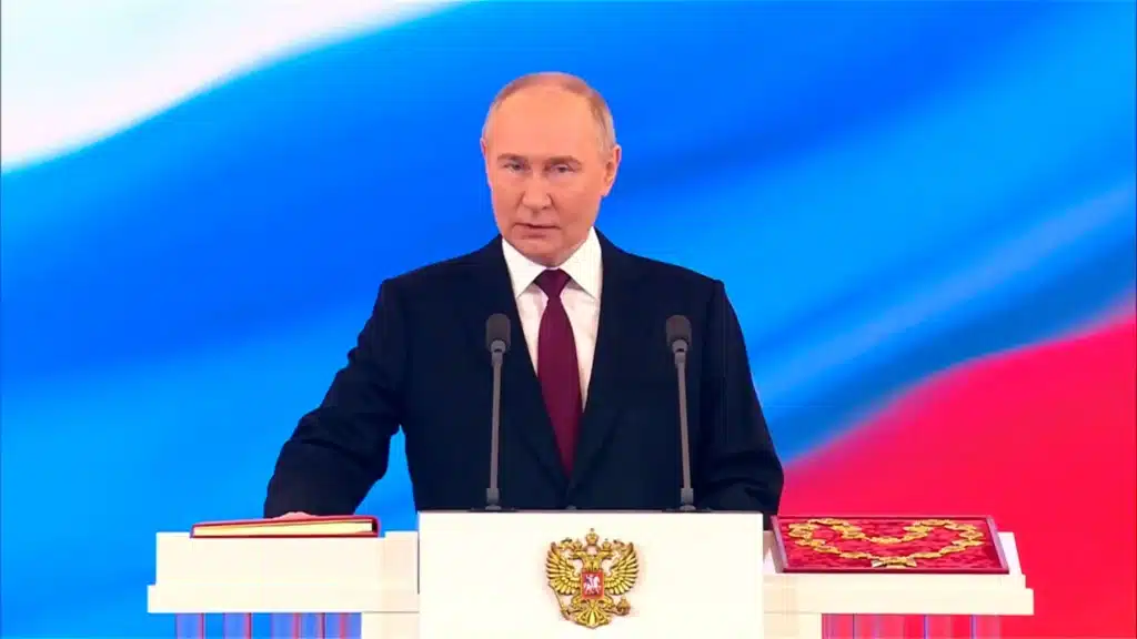 Putin é comparada a Hitler. Veja detalhes. (Fonte: Reprodução Google).
