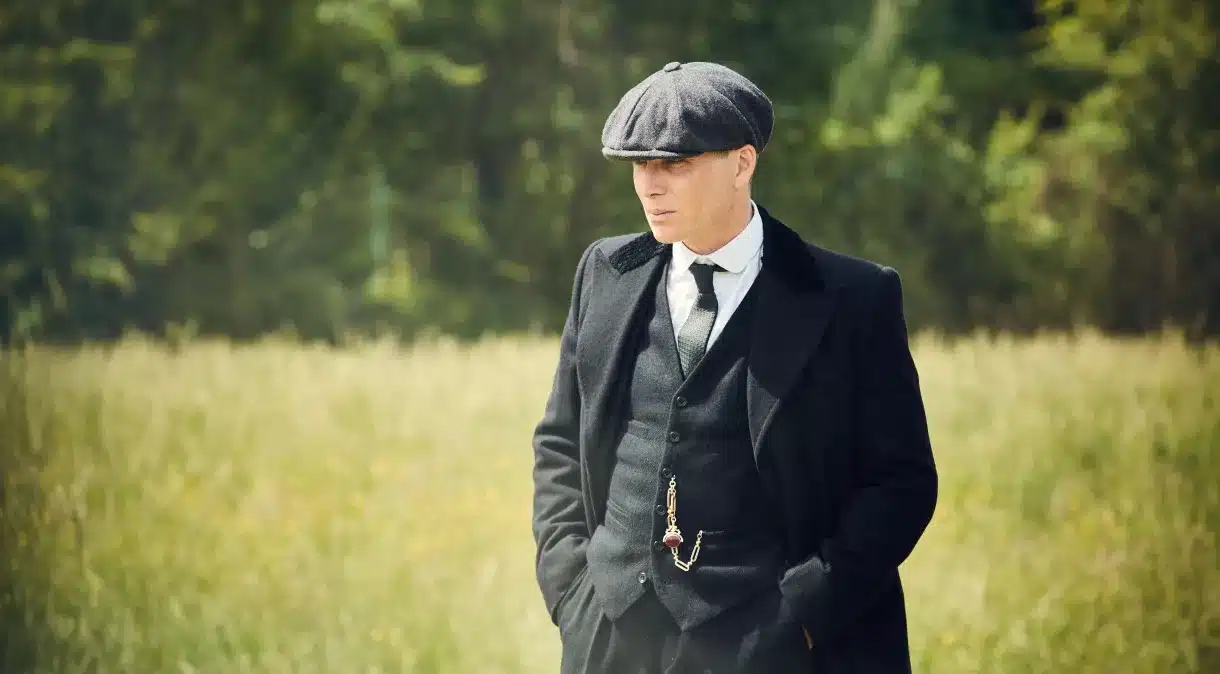 Cillian Murphy desempenha o papel de Thomas Shelby na série 'Peaky Blinders. (Fonte: Reprodução Google).