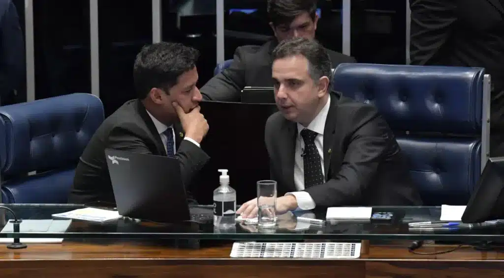 Cunha (à esquerda) é o relator do projeto, que teve análise adiada no Senado a pedido de Pacheco. (Fonte: Reprodução Google)