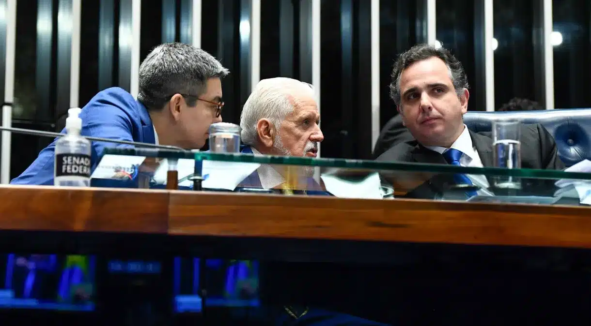 Líder do governo, Randolfe e Wagner (à esquerda), viram derrotas do governo no Congresso, presidido por Rodrigo Pacheco (PSD), nos últimos dias. (Fonte: Reprodução Google)