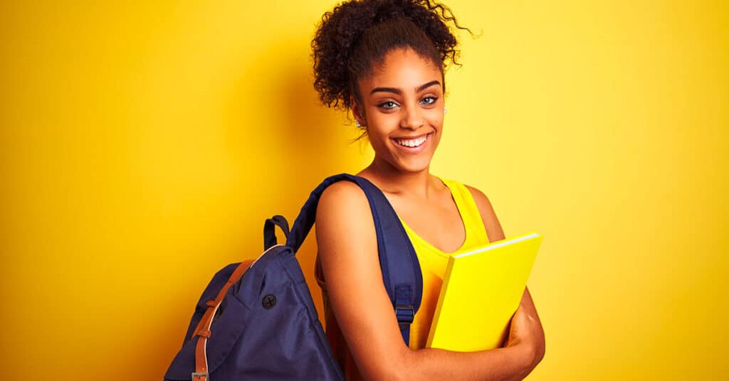 estudante com mochila e cadernos