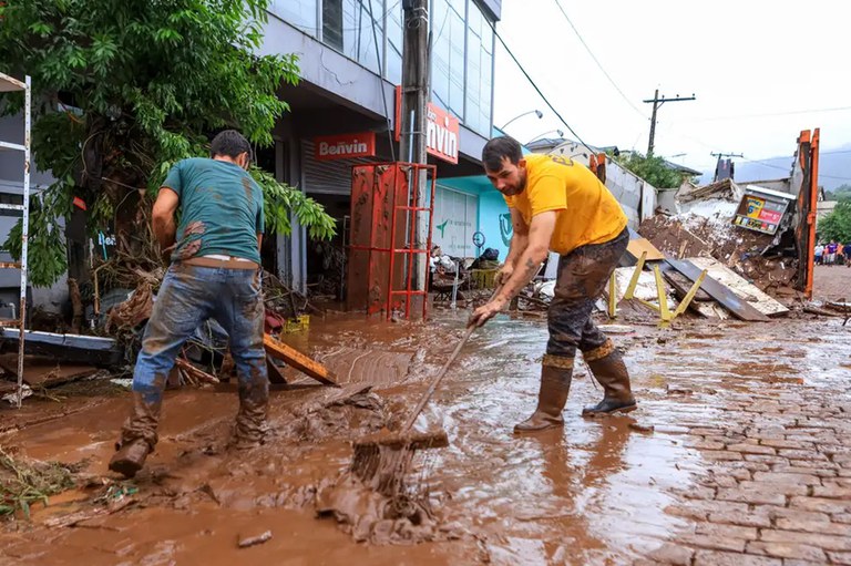 Lama das enchentes do Rio Grande do Sul. (Fonte: Gustavo Mansur/ Palácio Piratini).
