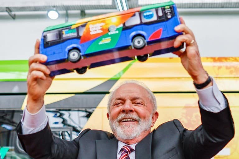 lula segurando ônibus de brinquedo