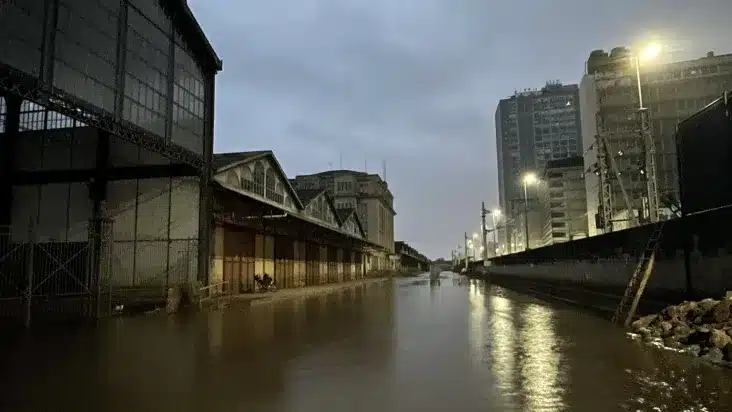 Nível do Guaíba volta a subir e inunda ruas de Porto Alegre. (Fonte: Reprodução Google).