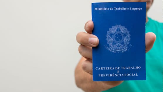 trabalhador privado segurando carteira de trabalho