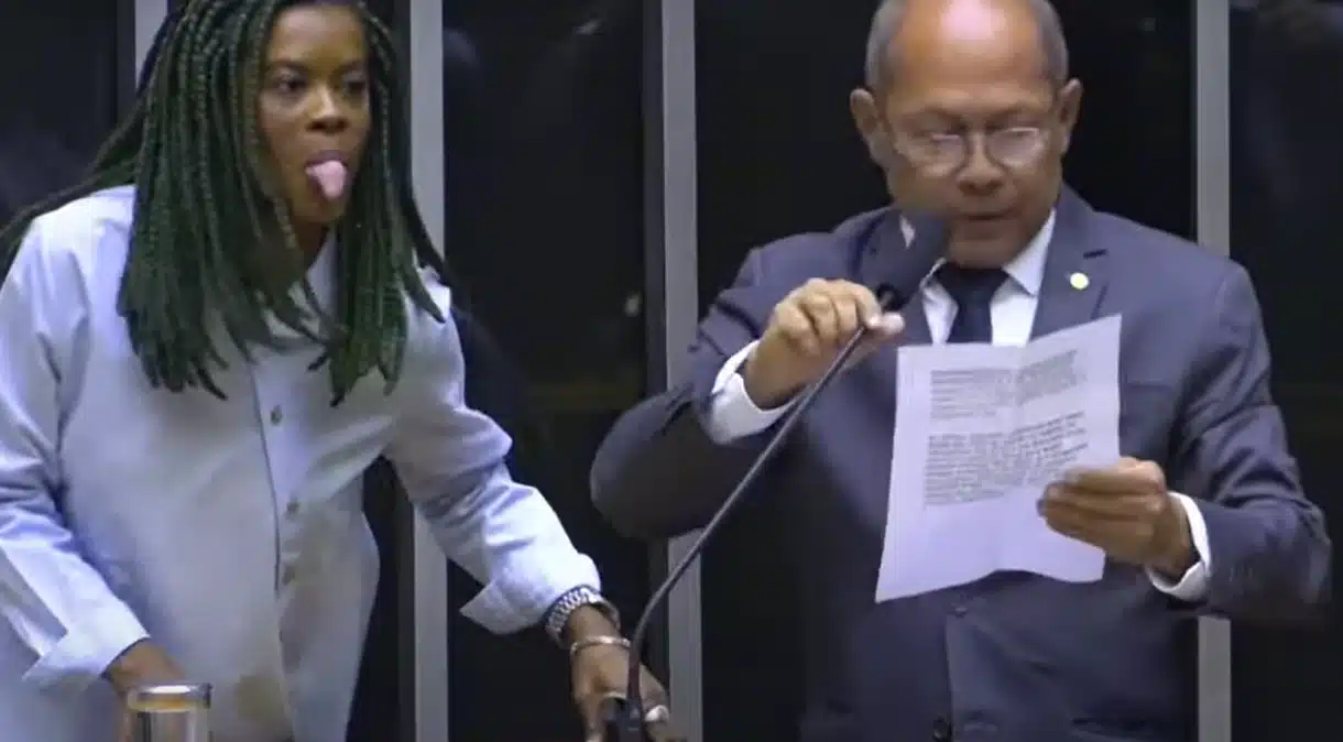 Carol Dartora (PT-PR) mostra a língua para o Coronel Chrisóstomo (PL-RO). (Fonte: CNN/ Câmara dos Deputados).
