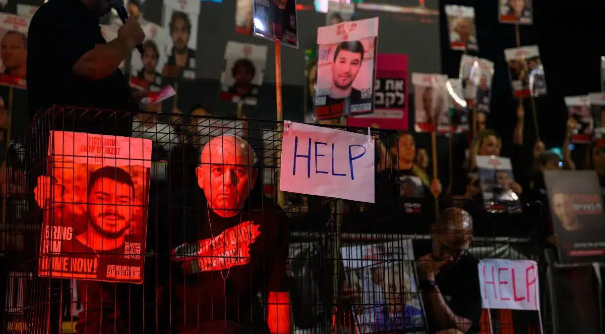 pessoas em jaulas no protesto de israel