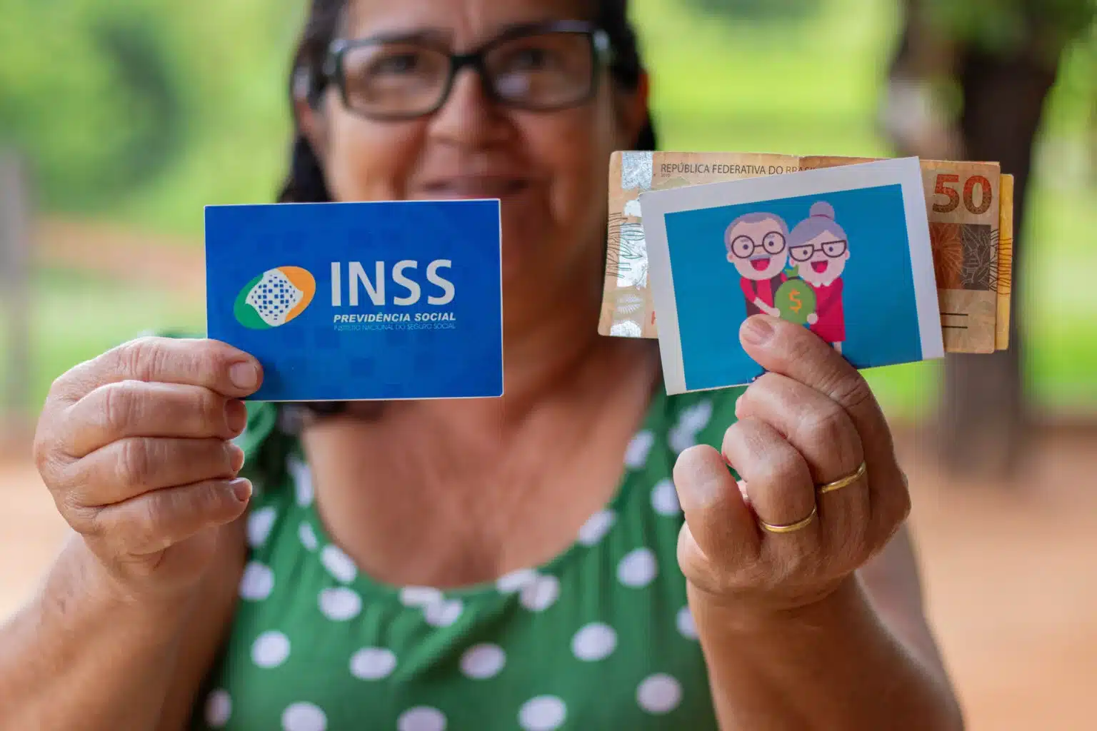 aposentada segurando cartão do inss